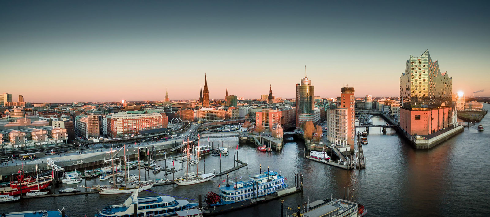Skyline mit Hafen und Konzerthaus an der Elbe im Sonnenuntergang an einem Wintertag Hafen und Elbe