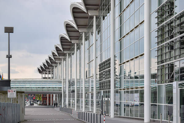 Großes Glasgebäude in Weiß Hamburg Messe Haupteingang Location für Hybrid Events in Hamburg