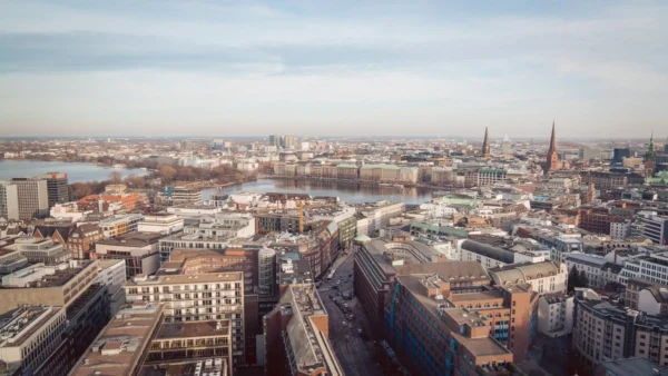 Blick vom Emporio Tower am Gänsemarkt von der 23. Etage auf Binnen und Aussenalster an einem Wintermorgen ohne Schnee