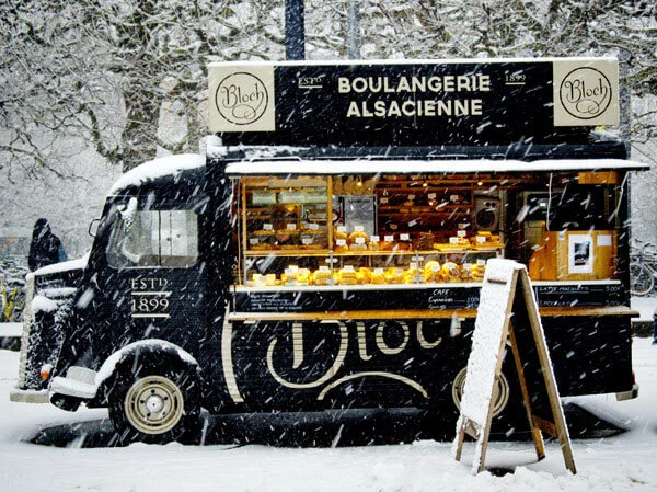 Foodtruck mit französischen Backwaren im Schneetreiben, festliche Adventszeit umgesetzt von der Eventagentur Hamburg