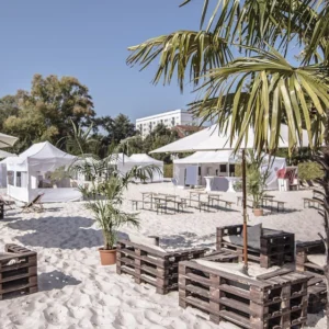 Strand und Sand mit Palmen und Palettenmöblen im Beach Hamburg Event Sommer Fest