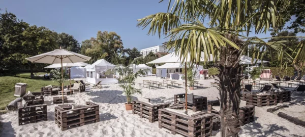 Strand und Sand mit Palmen und Palettenmöblen im Beach Hamburg Event Sommer Fest